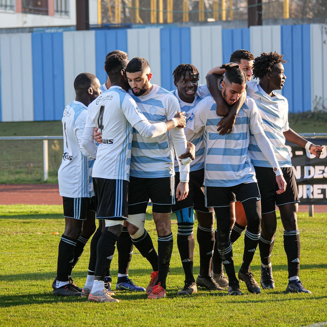 Merwan Ifnaoui inscrit le premier but de l'année 2022 contre le CS Meaux Academy. Photo prise par Julian Gleeson.