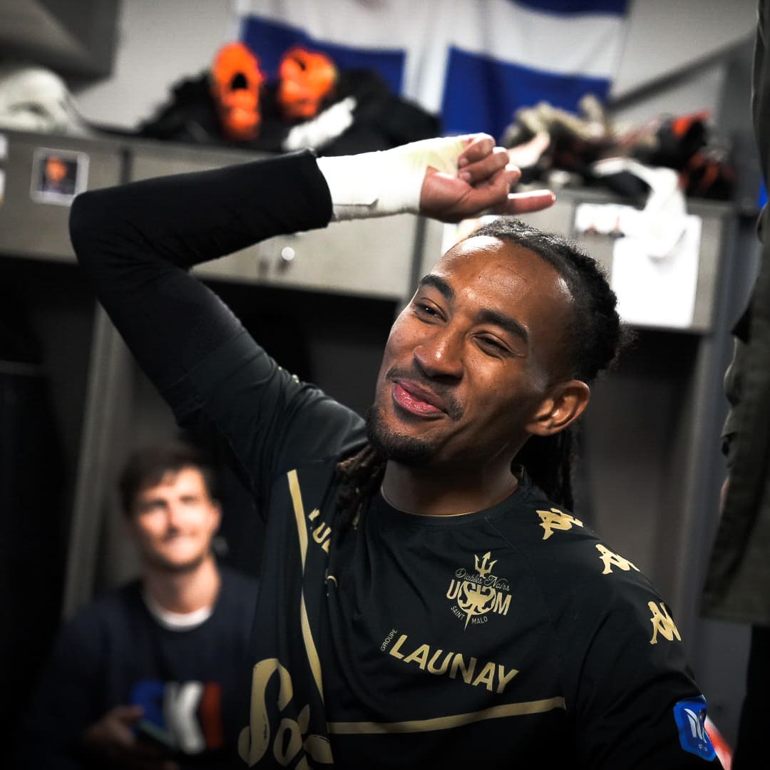 photo de Bilal Cissé dans les vestiaires après la victoire contre Voltigeurs de Chateaubriand (1-0)